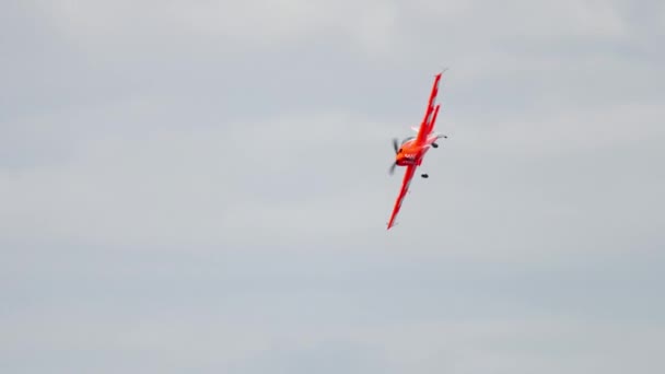 Wereldkampioen doet aerobatics — Stockvideo