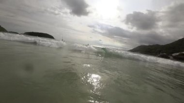 Dalgalar üzerinde plaj, Nai Harn, Tayland