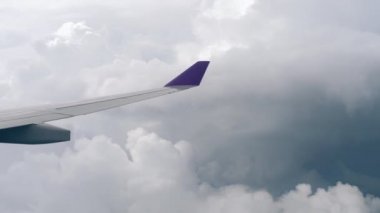 İniş yapan uçaktan hava görüntüsü