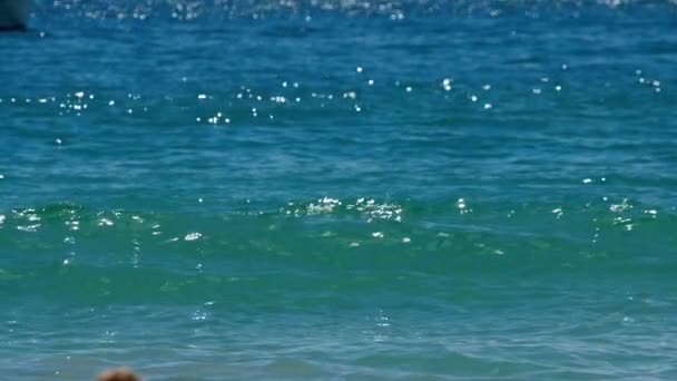 Olas azules ondean la orilla de la playa de Nai Harn — Vídeo de stock