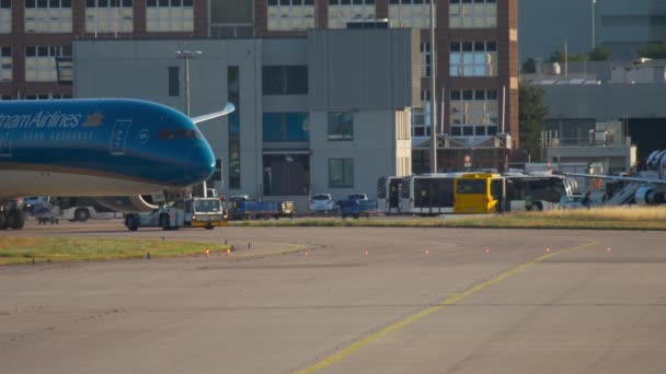 Boeing 787 towing to service — Stock Video
