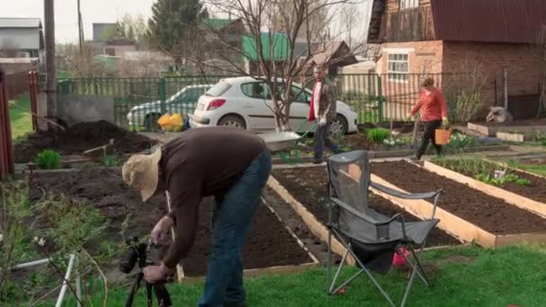 Familie in de tuin, timelapse — Stockvideo