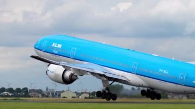 KLM Boeing 777 önce hareket