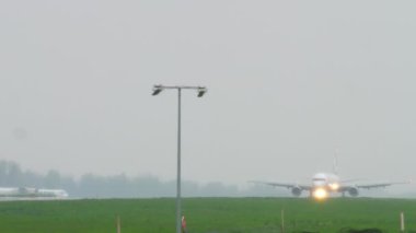 Uçak iniş yağışlı hava, sonra fren