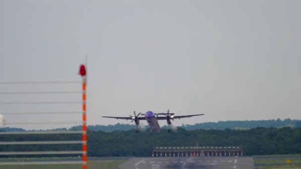 Abflug eines Turboprop-Flugzeugs — Stockvideo
