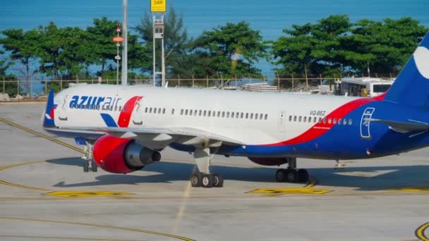 Boeing 757 gurulás Phuket repülőterén — Stock videók