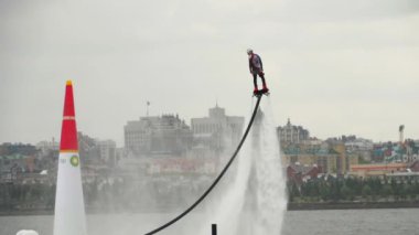 Flyboard'da akrobasi yapmak