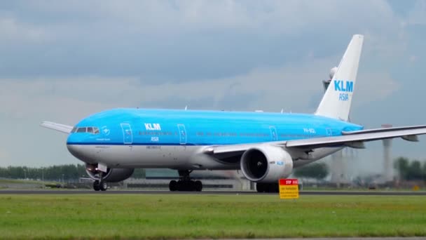 KLM Boeing 777 antes da partida — Vídeo de Stock