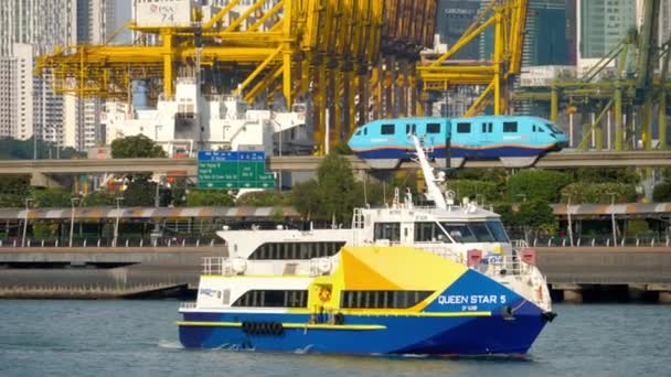 Ferry no Centro de Cruzeiros de Singapura — Vídeo de Stock