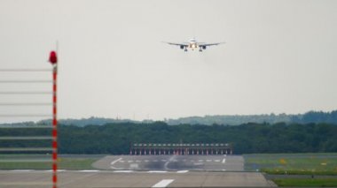 Uçak inmeden önce yaklaşıyor.