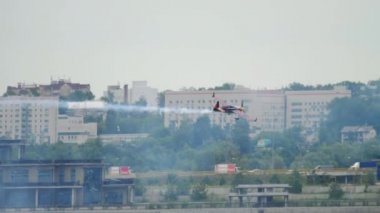 Sahnede yarış uçağı