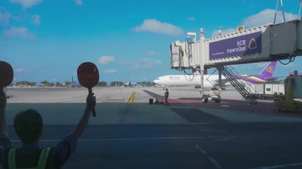 Inspektor spotyka samolot pasażerski na lotnisku — Wideo stockowe