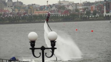 Flyboard'da akrobasi yapmak