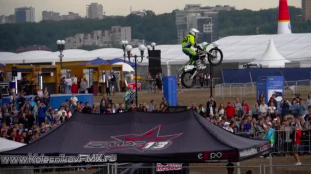 Motofreestyle - jumps with incredible acrobatic elements — Stock Video