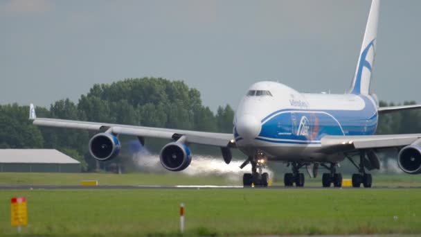 Salida del avión de carga ancha — Vídeos de Stock