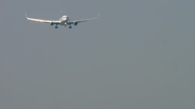 Geniş gövdeli uçak yaklaşıyor.