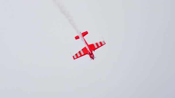 Campeão mundial realiza acrobacias — Vídeo de Stock