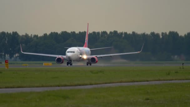 Corendon Boeing 737 accelerera före avgång — Stockvideo