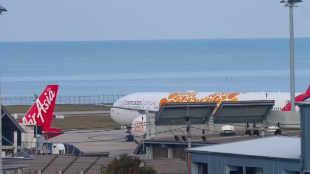 Flugzeug rollt nach der Landung — Stockvideo