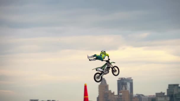 Motofreestyle - jumps with incredible acrobatic elements — Stock Video