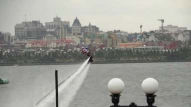 Flyboard'da akrobasi yapmak