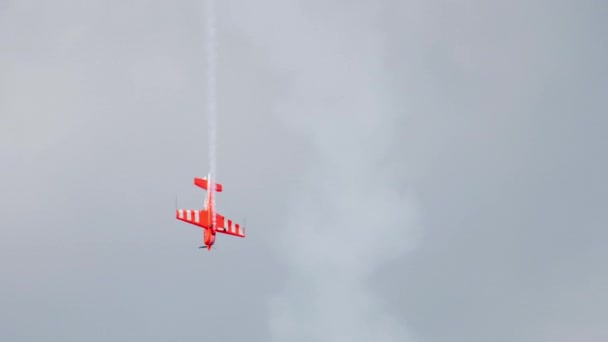 Campeón del mundo realiza acrobacias — Vídeo de stock