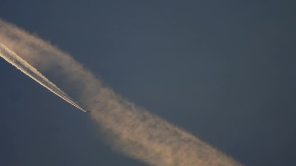 하늘에 떠 있는 비행기, 석양 반사 — 비디오