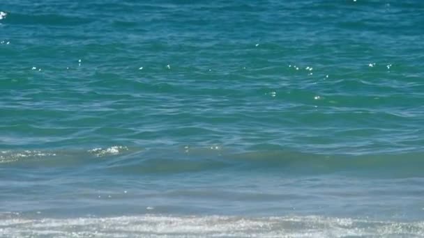 Лазурные волны прокатились по берегу пляжа Най Харн — стоковое видео