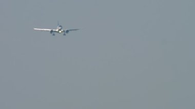 Air Astana Embraer yaklaşıyor