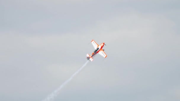 Campeão mundial realiza acrobacias — Vídeo de Stock