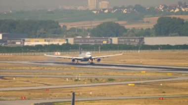 Lufthansa Airbus 340 açılış