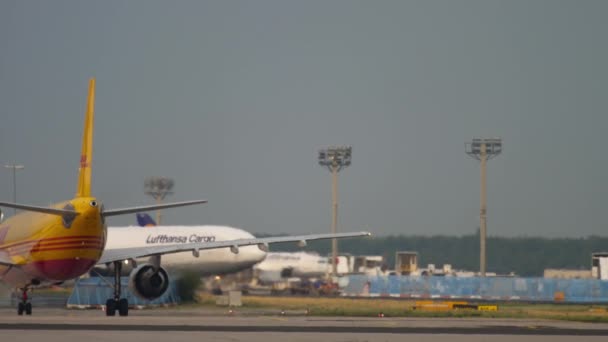 Carga Airbus A300 taxiing após o desembarque — Vídeo de Stock