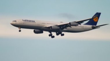 Lufthansa Airbus 340 yaklaşıyor