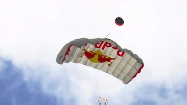 Wingsuite Skydiver op parachute — Stockvideo