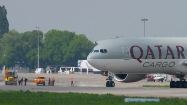Qatar Airways Cargo taxiing — Stock Video