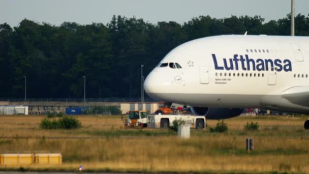 Abschleppen von Lufthansa Airbus 380 — Stockvideo