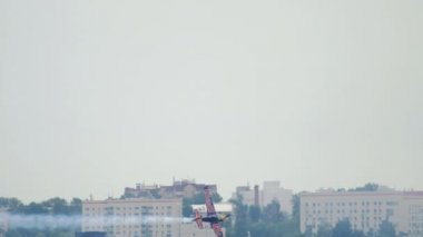 Sahnede yarış uçağı