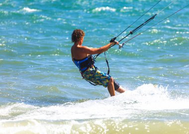 Kitesurfing veya kiteboarding