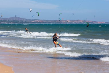 Kitesurfing veya kiteboarding