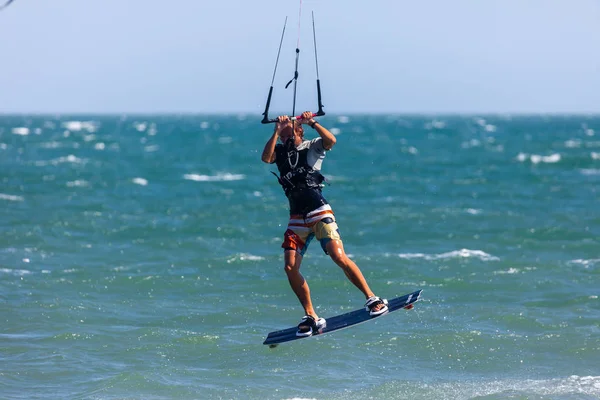 Zdjęcie sportowca kitesurfing — Zdjęcie stockowe