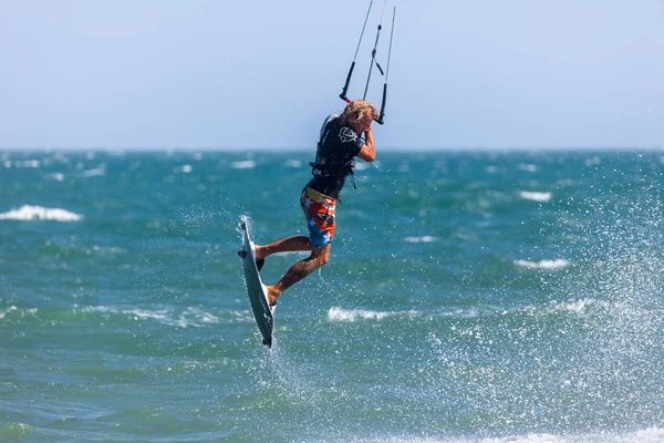 Kitesurfen, kiteboarden actiefoto's — Stockfoto