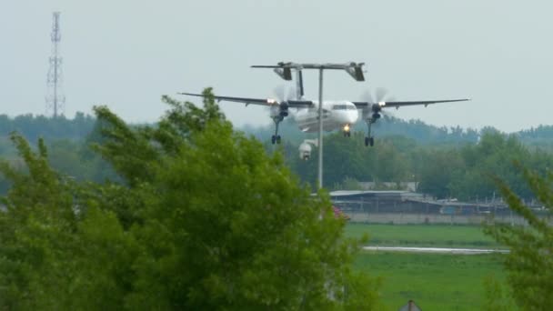 Турбогвинтовий літак Важка посадка — стокове відео