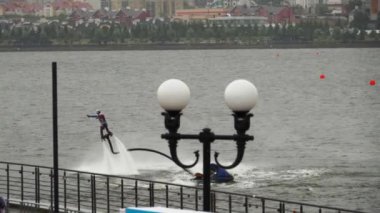 Flyboard'da akrobasi yapmak