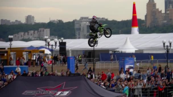 Motofreestyle - jumps with incredible acrobatic elements — Stock Video