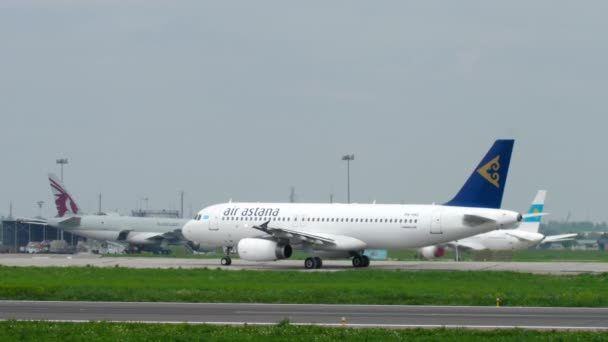 Air Astana Airbus A320 rullaggio — Video Stock