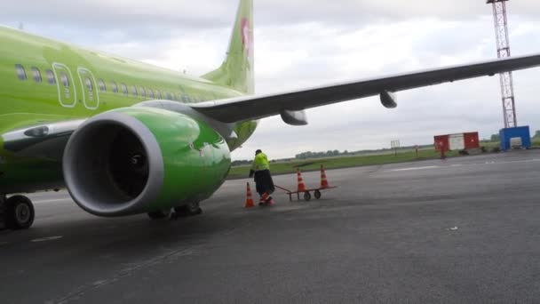 Boeing 737 S7 πριν από την αναχώρηση — Αρχείο Βίντεο