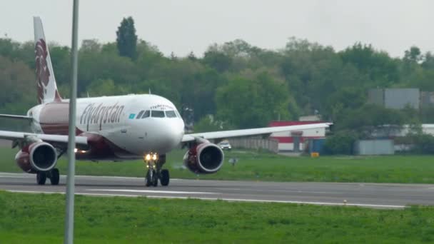 Fly Arystan Airbus A320 felgyorsítása indulás előtt — Stock videók