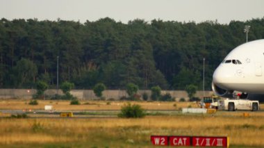 Lufthansa Airbus 380 'i çekiyoruz.