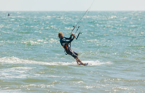 Guapo kitesurf hombre —  Fotos de Stock