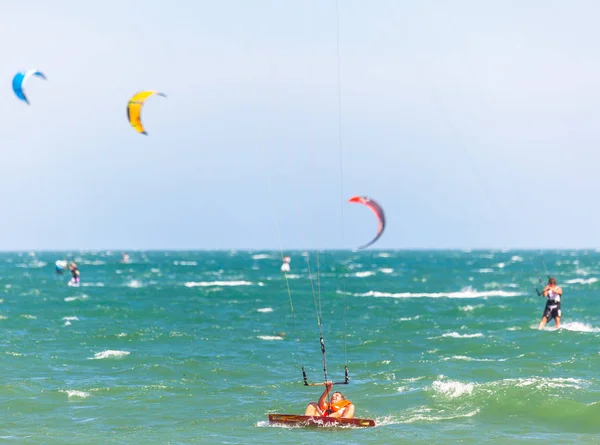 Caídas en la cometa en el mar — Foto de Stock